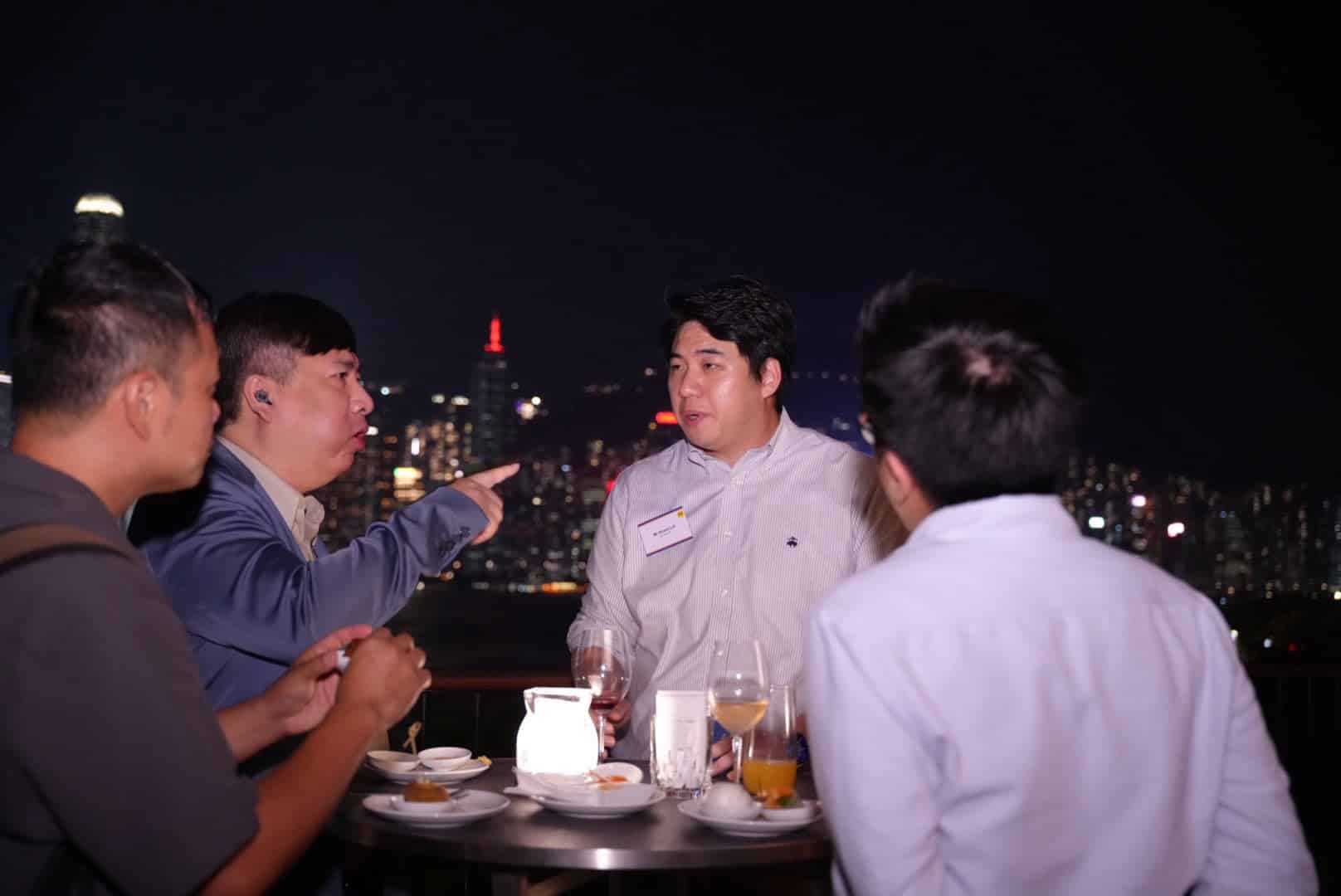 AICSP 活動交流場景,數名出席者在桌旁交談